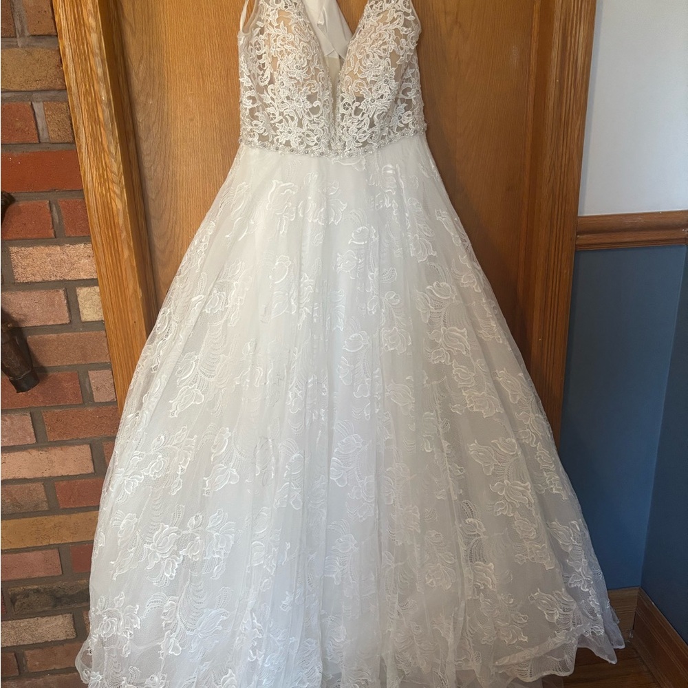 Elegant White Lace Wedding Dress